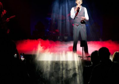 Björn Skifs on stage – a Swedish legend framed by light, presence and decades of song.